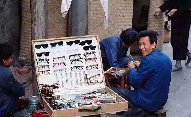 开云体育 开云官网混迹广州街头的走鬼不怕城管甚至还有人成为知名人物(图5)