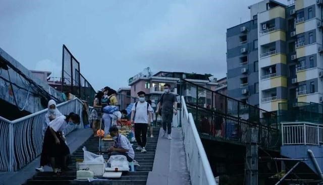 开云体育 开云官网混迹广州街头的走鬼不怕城管甚至还有人成为知名人物(图8)