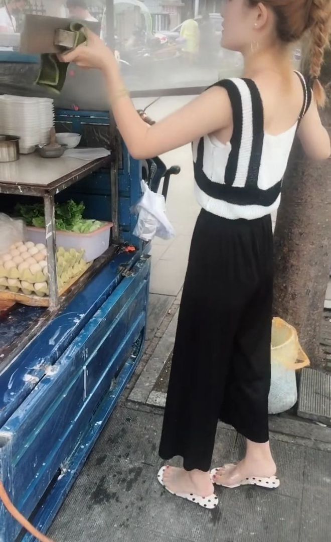 90后少女早上3点起来卖粥、下午5点街边卖开云 开云体育官网肠粉只为给哥哥娶媳妇(图2)