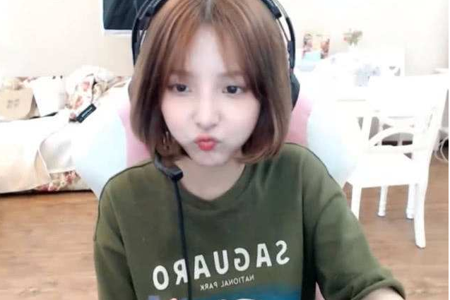 开云 开云体育斗鱼lol一姐小米粥复活!谈拒绝嘴臭以前逢场作戏为迎合骗观众(图2) 开云 开云体育斗鱼lol一姐小米粥复活!谈拒绝嘴臭以前逢场作戏为迎合骗观众(图2)