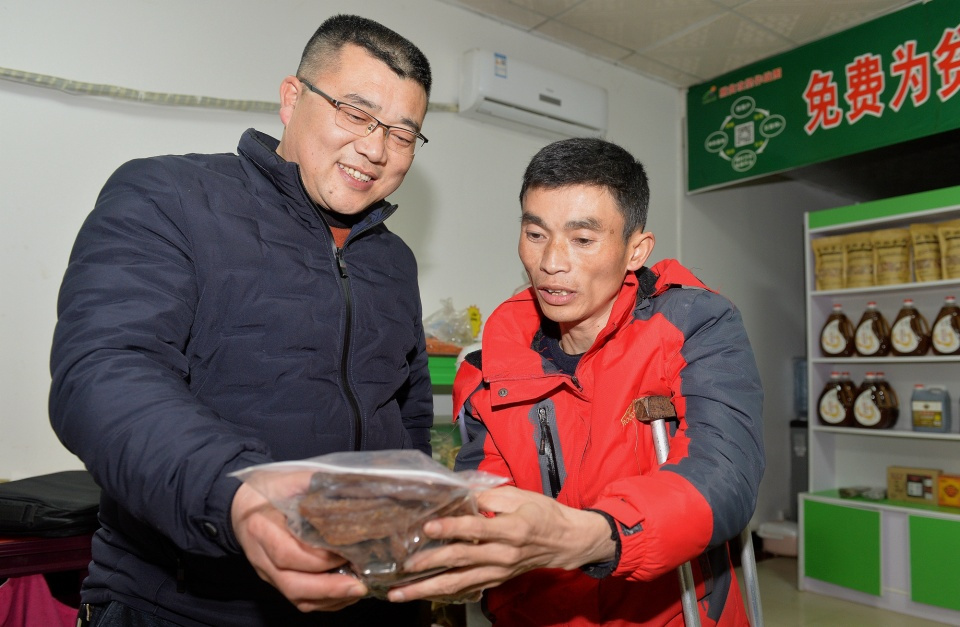 开云 开云体育官网农村残疾小伙开红薯加工厂一年赚了15万母亲说终于放心了(图9)