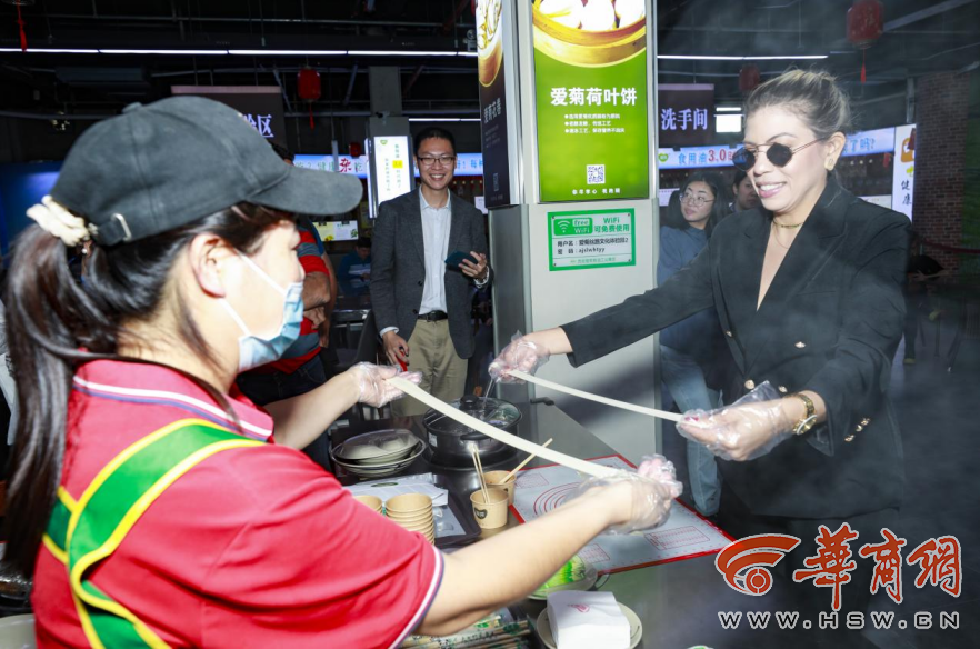 开云 开云体育平台发现最美铁路·你好中欧班列丨乘中欧班列东风 “爱菊粮油”从中亚走上陕西餐桌(图3)
