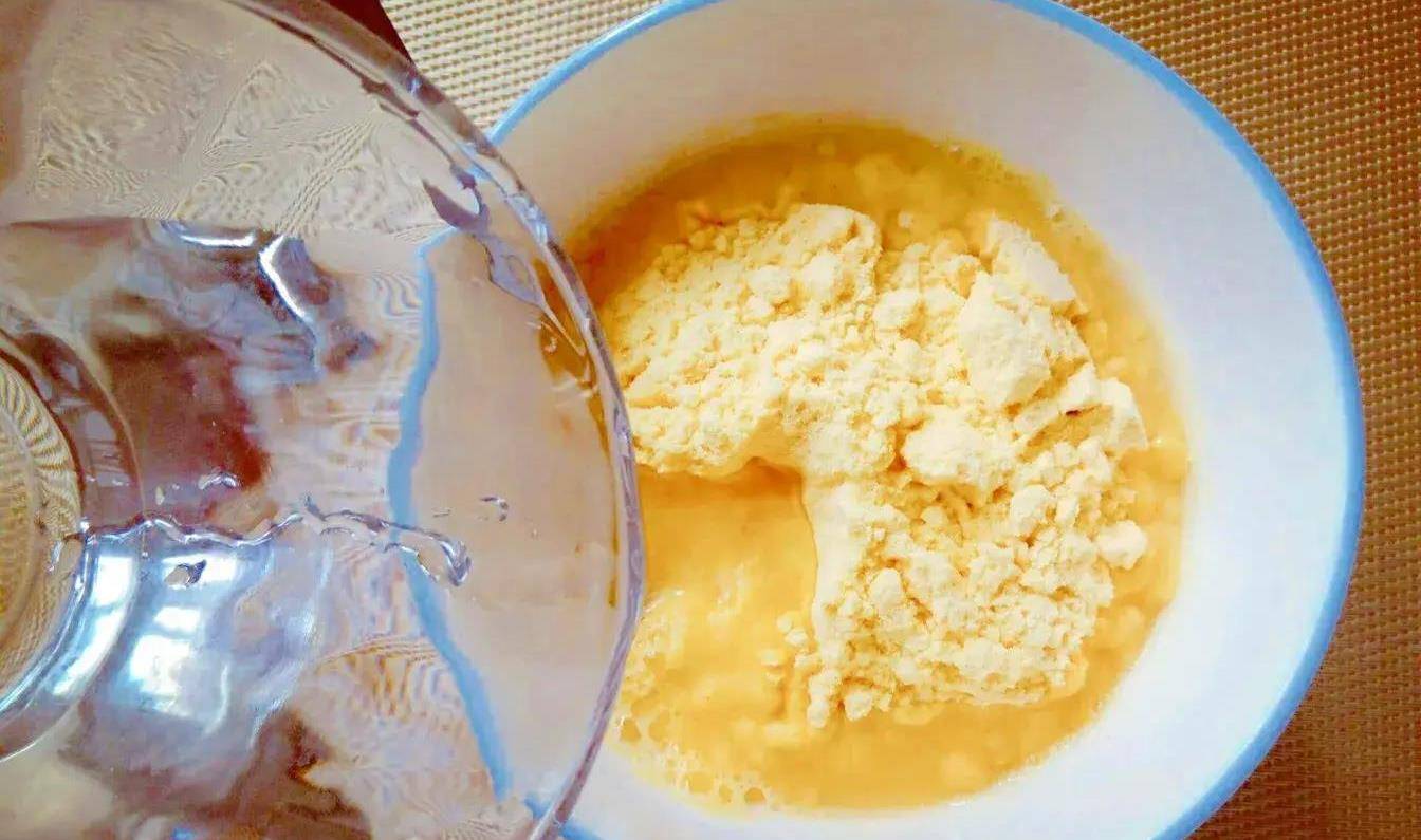 如何熬制好喝营养的玉Kaiyun 开云米面粥？家常玉米粥做法多1步浓稠香甜！(图3)