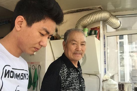 开云APP 开云官网入口80后电台主播为救路人赤手勇斗持刀歹徒(图3)