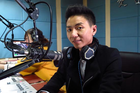 开云APP 开云官网入口80后电台主播为救路人赤手勇斗持刀歹徒(图5)