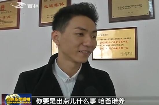 开云APP 开云官网入口80后电台主播为救路人赤手勇斗持刀歹徒(图2)