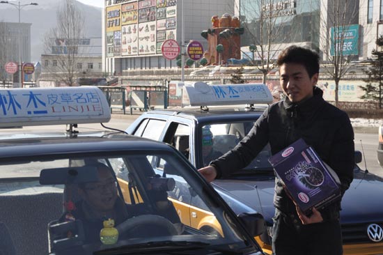 开云APP 开云官网入口80后电台主播为救路人赤手勇斗持刀歹徒(图4)