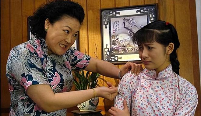 开云体育 开云官网《七十二家房客》三位年轻美女命运大不同有人退出有人红遍广东(图3) 开云体育 开云官网《七十二家房客》三位年轻美女命运大不同有人退出有人红遍广东(图3)