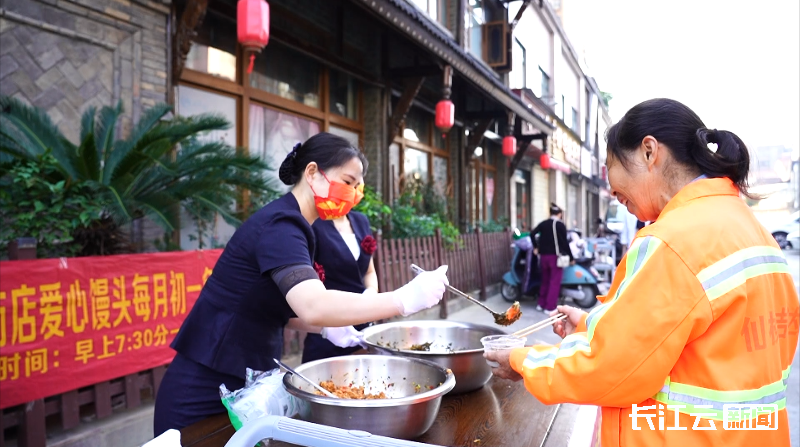 开云体育 开云官网“用一碗粥温暖一些人” 湖北一家餐馆5年送出6000多份免费粥(图2)