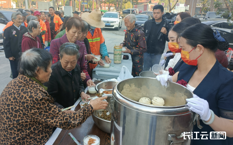 开云体育 开云官网“用一碗粥温暖一些人” 湖北一家餐馆5年送出6000多份免费粥(图3)