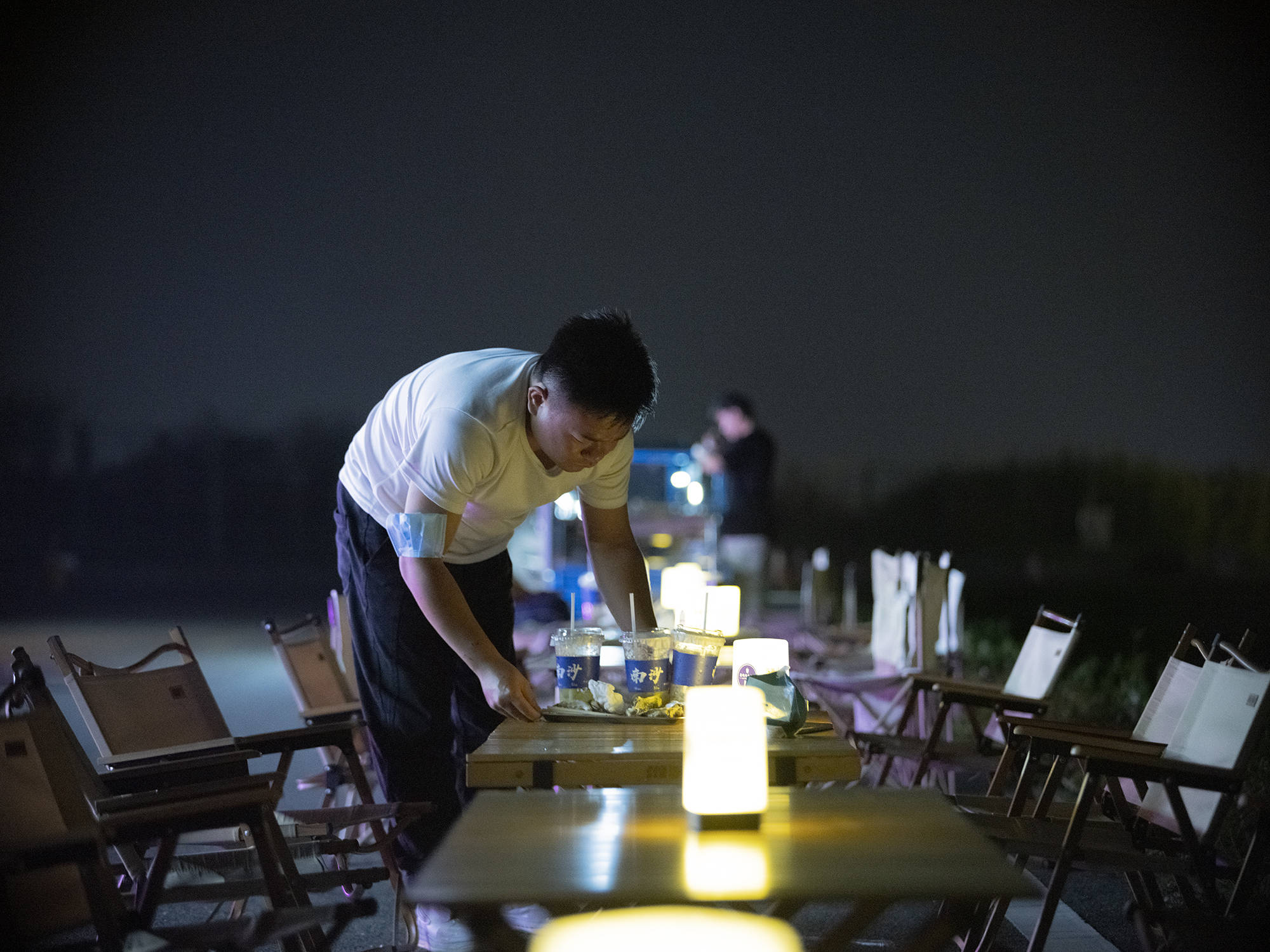 开云APP 开云官网入口房产中介从月薪3万到街边炒粉 忏悔认客户当干妈(图9)