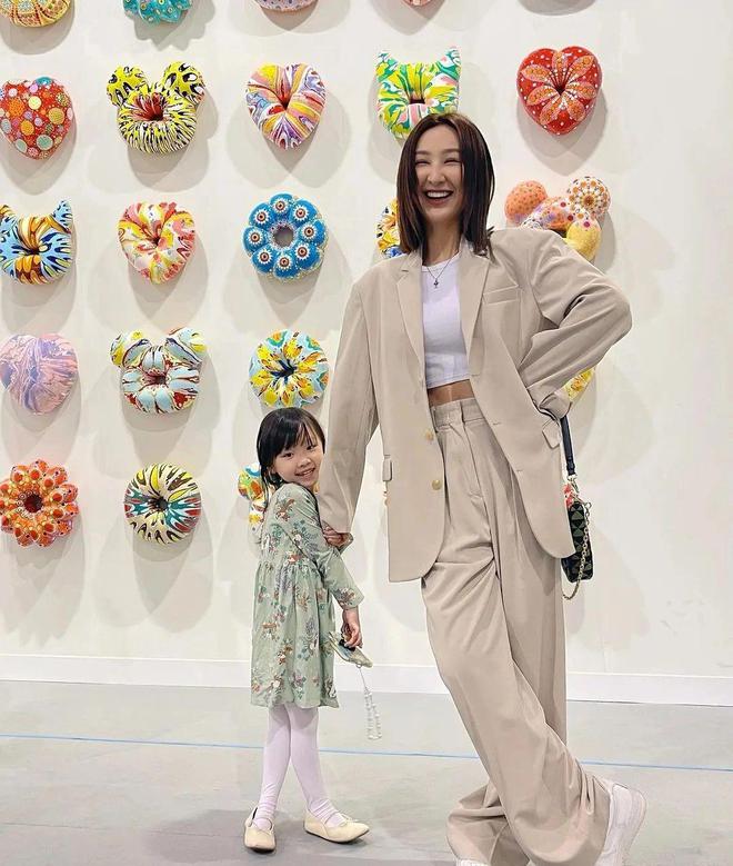 开云 开云体育平台《新闻女王》许诗晴被嘲身材太胖？我却被她圈粉堪称微胖教科书(图12)