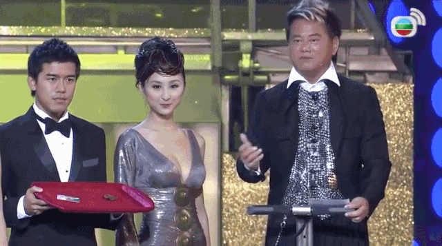 开云 开云体育平台《新闻女王》许诗晴被嘲身材太胖？我却被她圈粉堪称微胖教科书(图13)