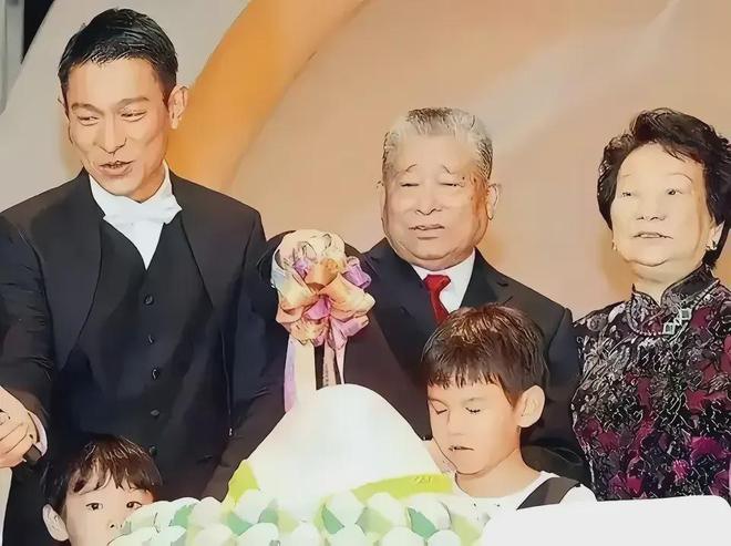 刘德华6姐弟24人大家族曝光大姐贪财好赌弟弟省心最能赚钱开云 开云体育平台(图11)