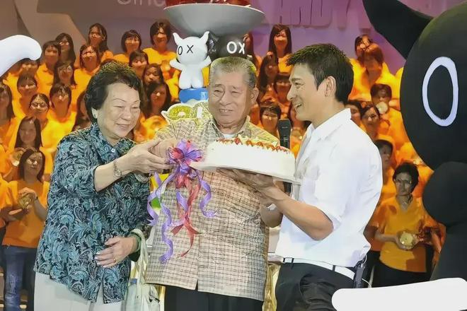 刘德华6姐弟24人大家族曝光大姐贪财好赌弟弟省心最能赚钱开云 开云体育平台(图12)