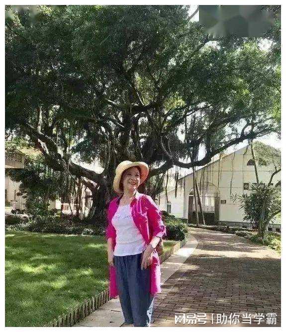 Kaiyun 开云体育王馥荔夫妻同框像父女74岁穿粉衣还貌美年轻老公驼背像老爷(图7)