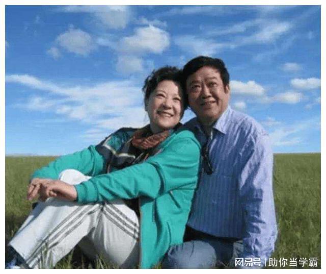 Kaiyun 开云体育王馥荔夫妻同框像父女74岁穿粉衣还貌美年轻老公驼背像老爷(图5)
