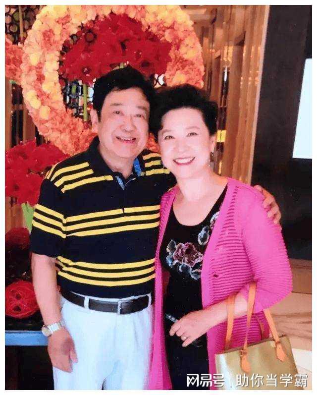 Kaiyun 开云体育王馥荔夫妻同框像父女74岁穿粉衣还貌美年轻老公驼背像老爷(图6)