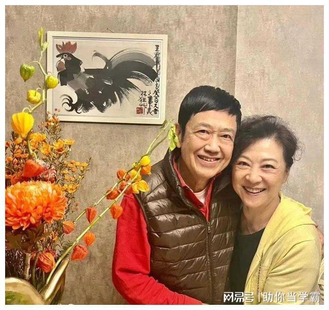Kaiyun 开云体育王馥荔夫妻同框像父女74岁穿粉衣还貌美年轻老公驼背像老爷(图4)