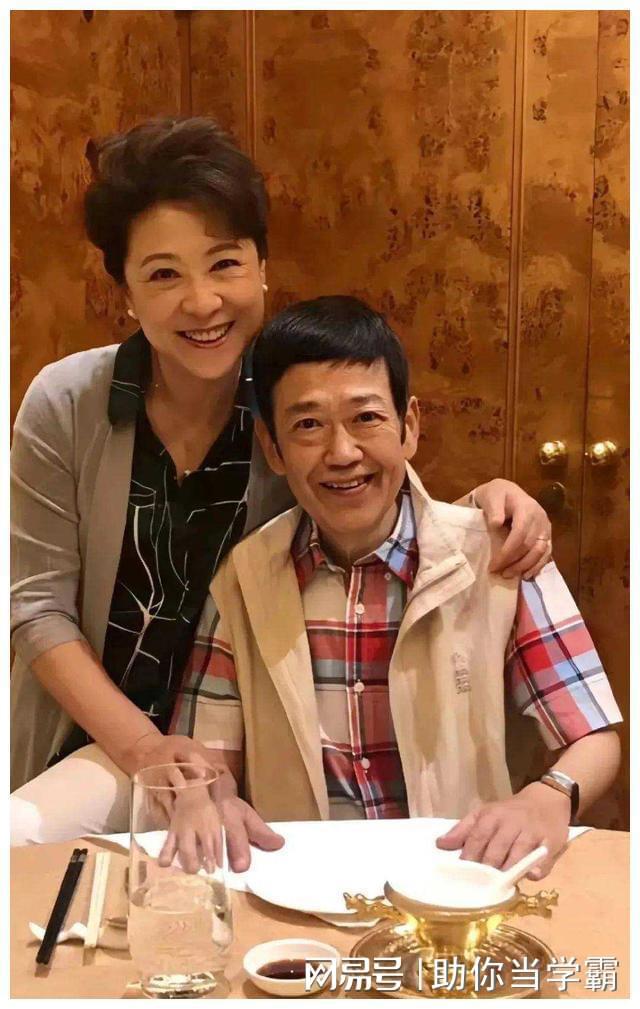 Kaiyun 开云体育王馥荔夫妻同框像父女74岁穿粉衣还貌美年轻老公驼背像老爷(图2)