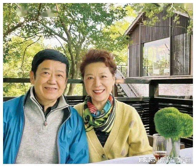 Kaiyun 开云体育王馥荔夫妻同框像父女74岁穿粉衣还貌美年轻老公驼背像老爷(图3)