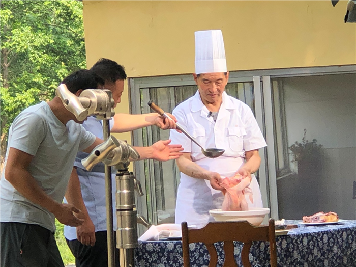 开云体育 开云官网《美食中国》泰安系列8月9日起将在央视中文国际频道CCTV4播出(图4)