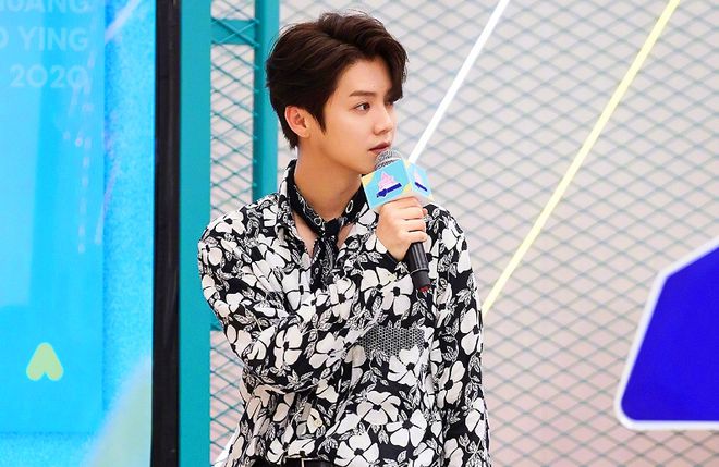 传说的男妈粉出现了!《创造营》路透曝光男粉冲鹿晗喊妈妈爱你Kaiyun 开云(图3) 传说的男妈粉出现了!《创造营》路透曝光男粉冲鹿晗喊妈妈爱你Kaiyun 开云(图3)