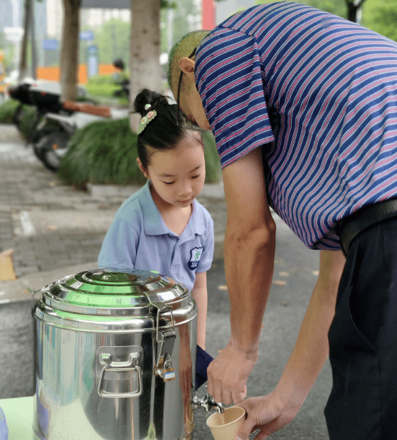 开云 开云体育平台北干街道多了个“爱心凉茶站”一问竟是幼儿园小朋友的主意(图5)