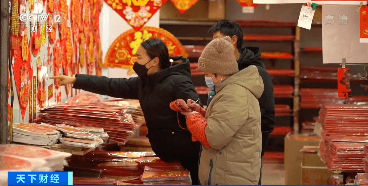 开云体育 开云平台年产红纸对联6000余吨！山东东李家村春联饰品产销两旺产值达近亿元！(图3)
