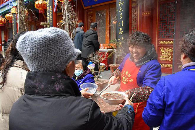 开云体育 开云平台共享浓浓腊八粥 温暖吉祥迎新年(图1)